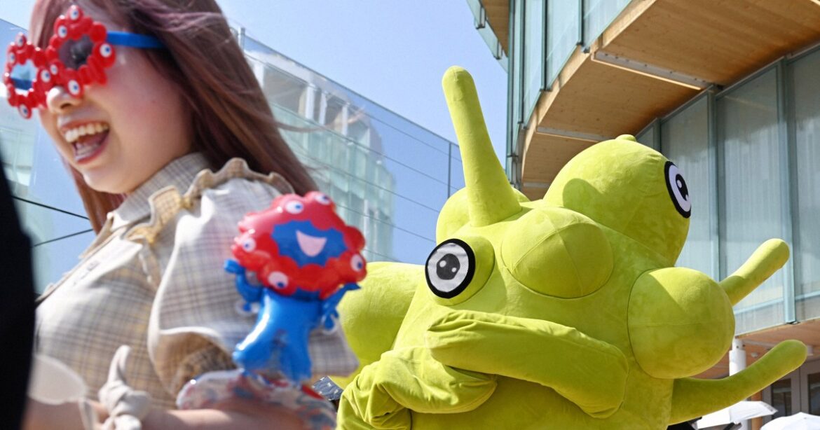 Mascots from around the world a huge hit at Osaka Expo