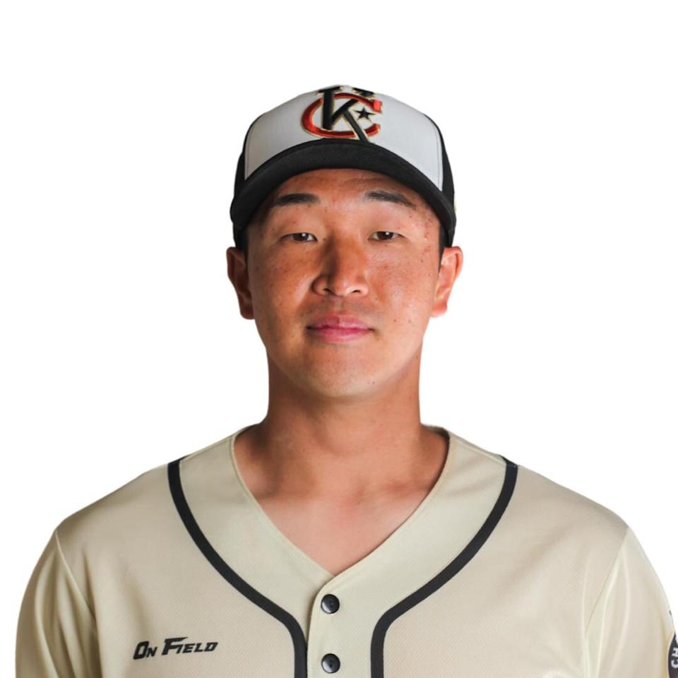 Mizuki Akatsuka, 27, is a Japanese ambidextrous pitcher who currently plays in the Canadian Intercounty Baseball League.