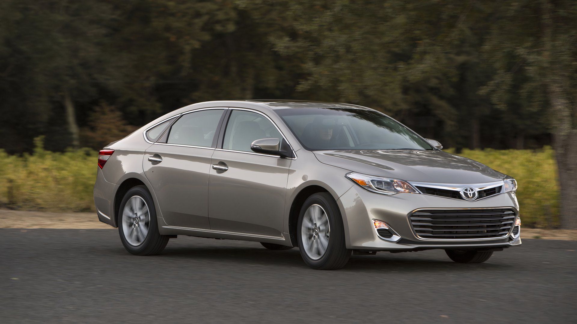 2013 Toyota Avalon static front
