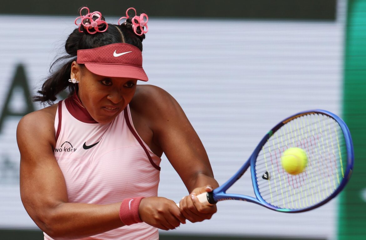 Naomi Osaka Reveals She Can’t Fully Bend Fingers Due to Blisters in Photo Naomi Osaka Reveals She Can't Fully Bend Fingers Due to Blisters in Photo