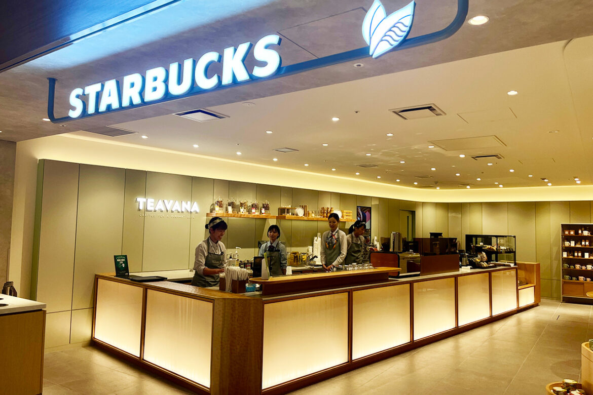 Starbucks Coffee Kyoto Porta East in the Kyoto Porta underground shopping mall offers a wide variety of tea menus that focus on tea leaves. Starbucks Coffee Kyoto Porta East in the Kyoto Porta underground shopping mall offers a wide variety of tea menus that focus on tea leaves.