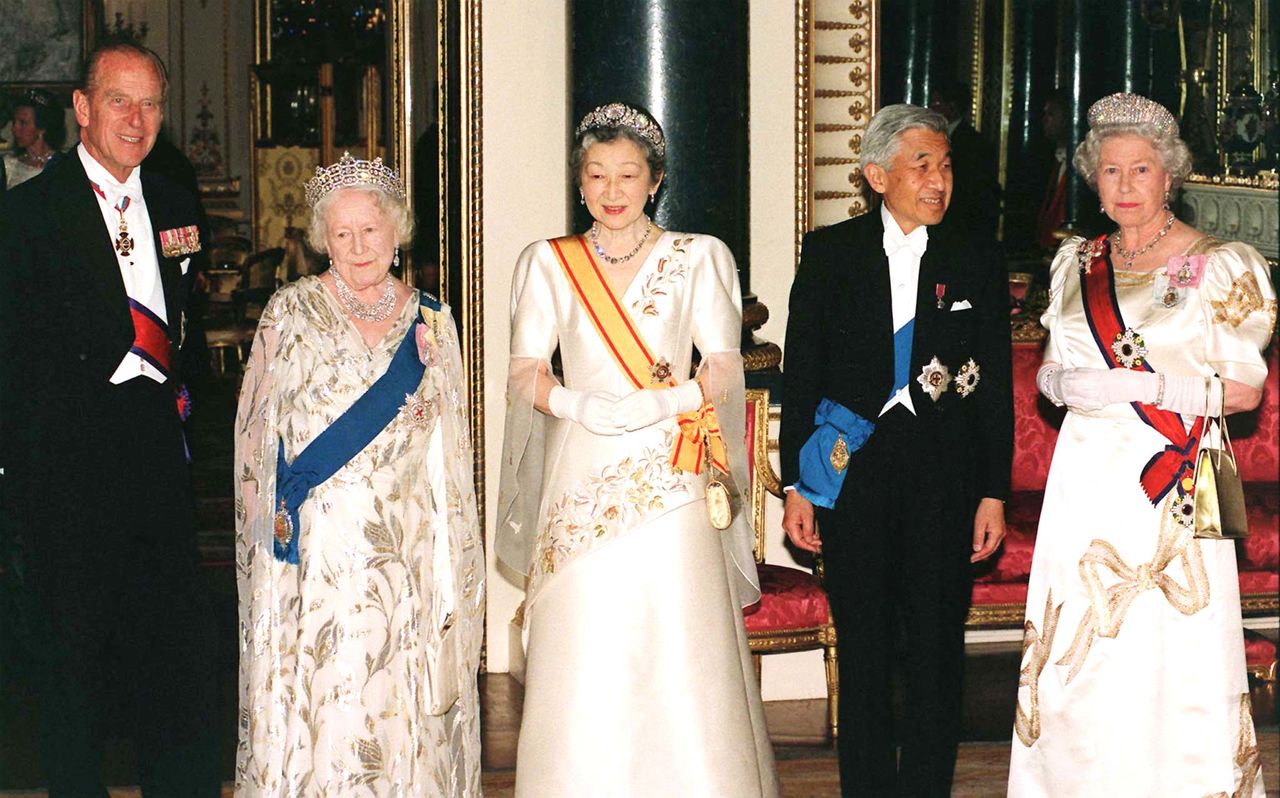 From left, Prince Philip, Elizabeth the Queen Mother, Empress Michiko, Emperor Akihito, and Queen Elizabeth II at Buckingham Palace, London, on May 26, 1998. (© Reuters)