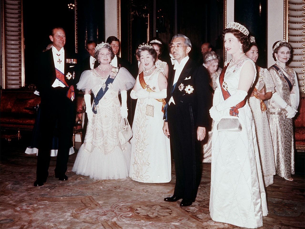 From left, Prince Philip, Elizabeth the Queen Mother, Empress Nagako (Kōjun), Emperor Hirohito (Shōwa), and Queen Elizabeth II at Buckingham Palace, London, on October 5, 1971. (© Jiji)