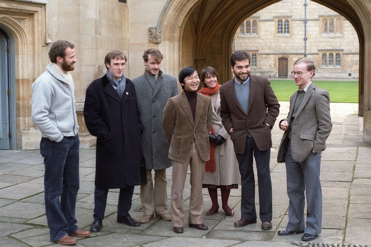 Prince Naruhito (center) laughs with student friends at Oxford University in November 1983. (© Jiji)