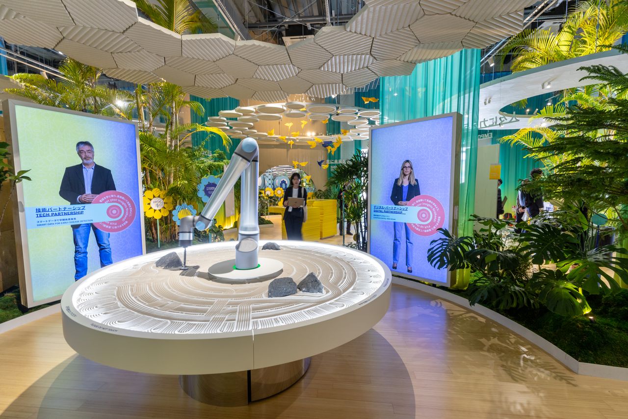 A robot arm tends its Zen garden. (© Nippon.com)