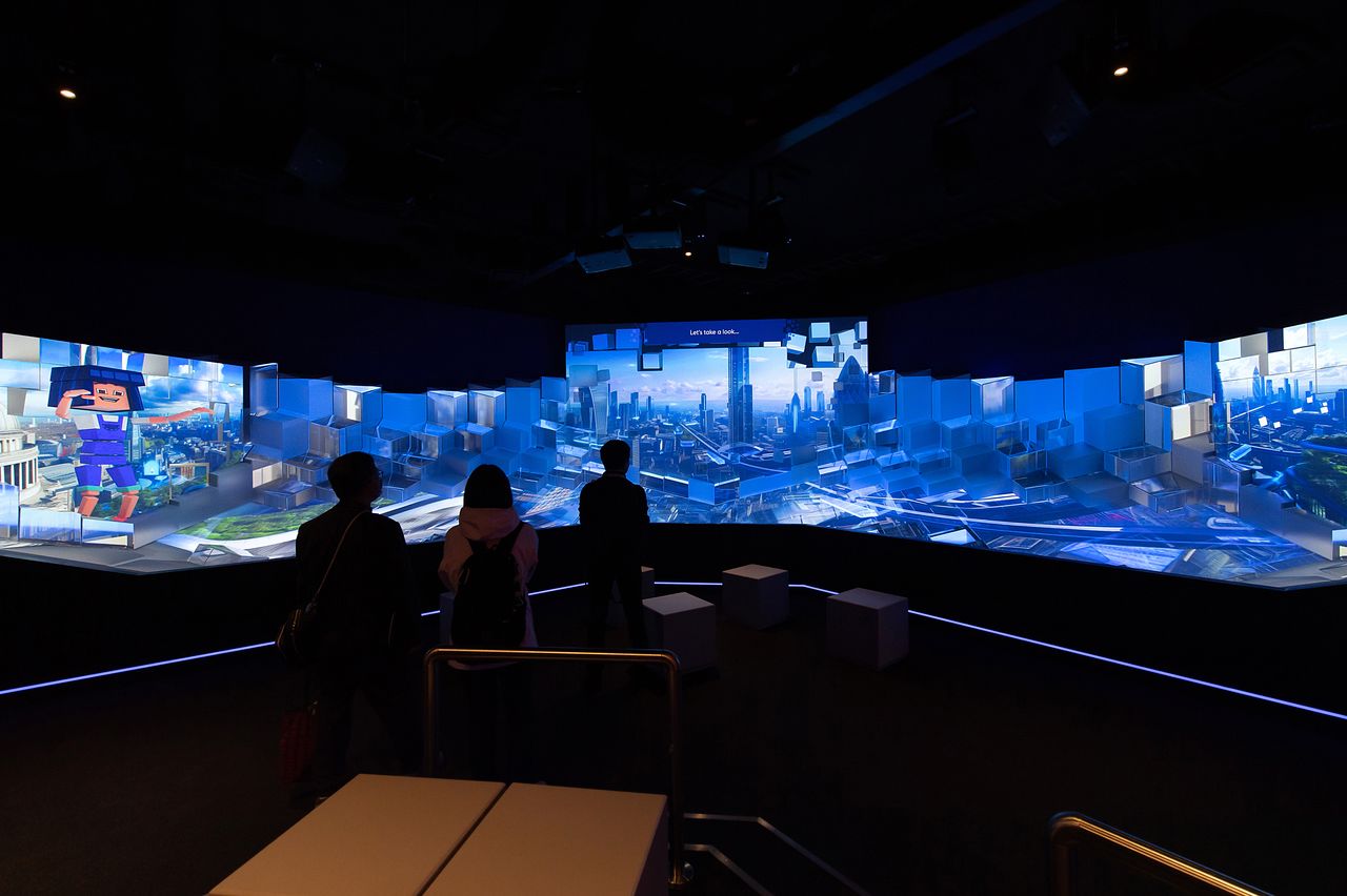 Visitors enjoy a pavilion exhibit. (© Nippon.com)