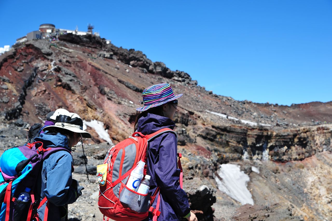 Approaching the summit of Mount Fuji. (© Pixta)