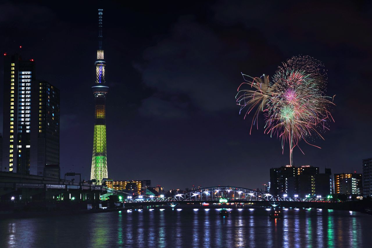 Tokyo Skytree and fireworks from the Sumida festival. (© Pixta)