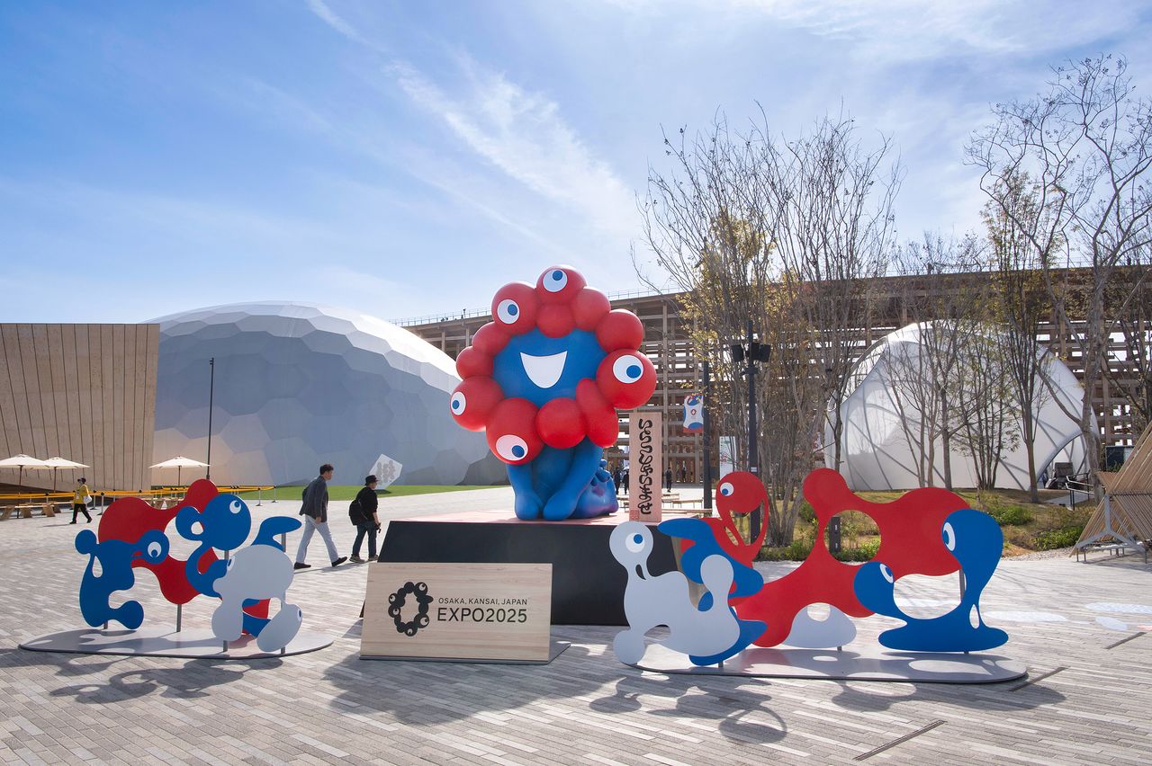 A spot for taking pictures with Myaku-Myaku, the official character for Osaka Expo 2025. (© Nippon.com)