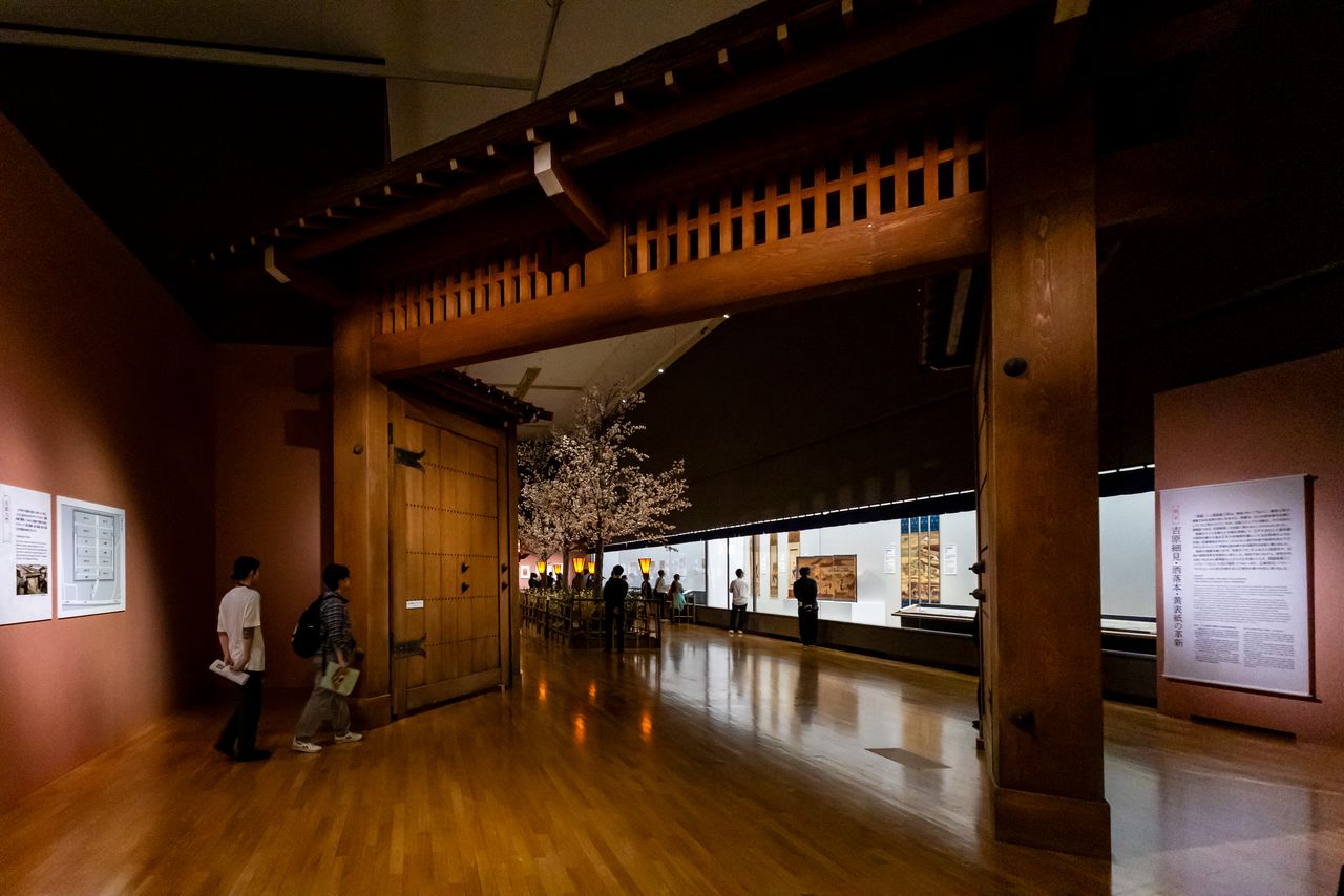 A recreation of the Yoshiwara Main Gate in the entrance area of the museum. (© Nippon.com)