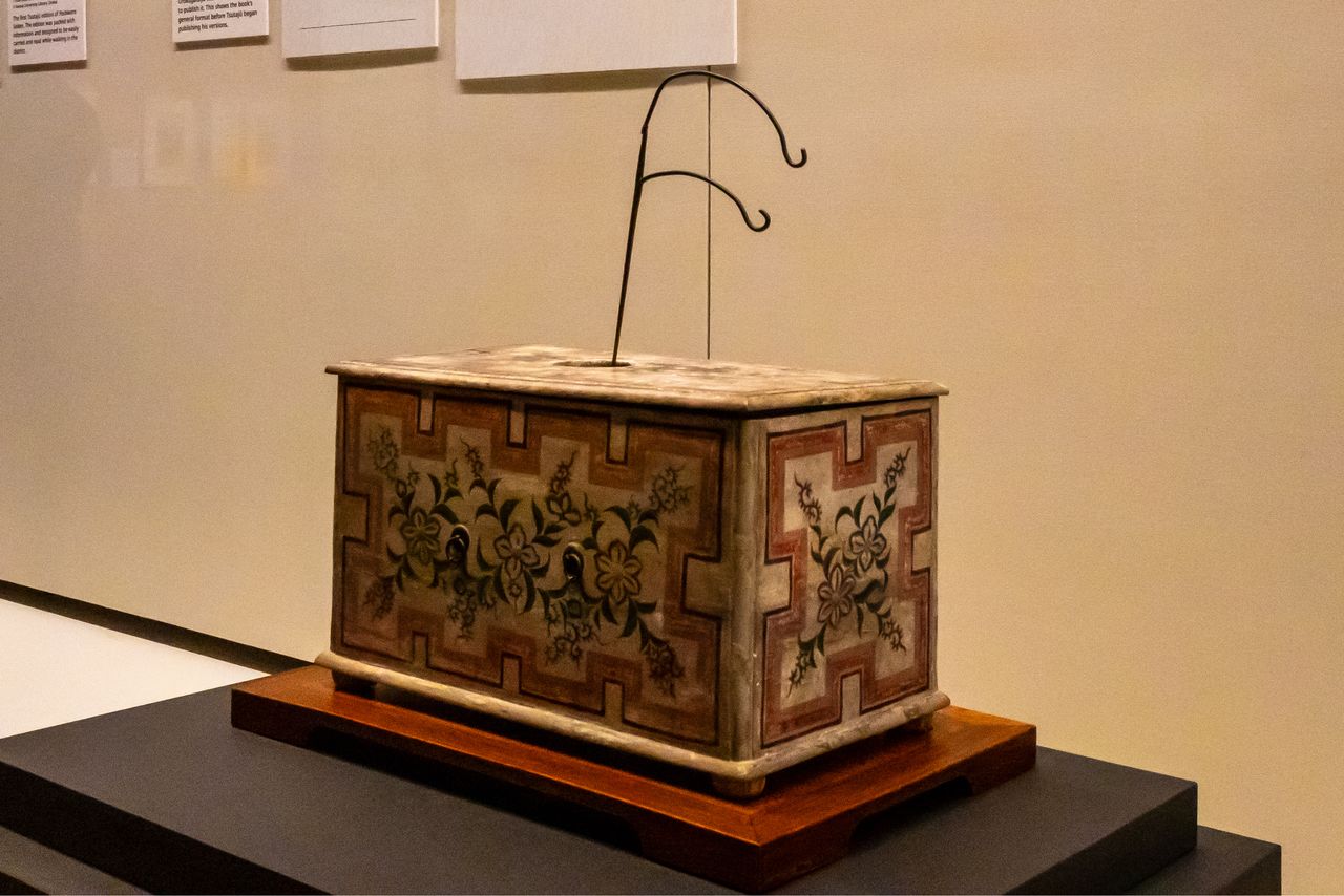 The erekiteru, Japan’s oldest electrostatic generator, now owned by the Postal Museum, Tokyo, was invented by Hiraga Gennai, a scientist and author who had connections to Tsutaya. (© Nippon.com)