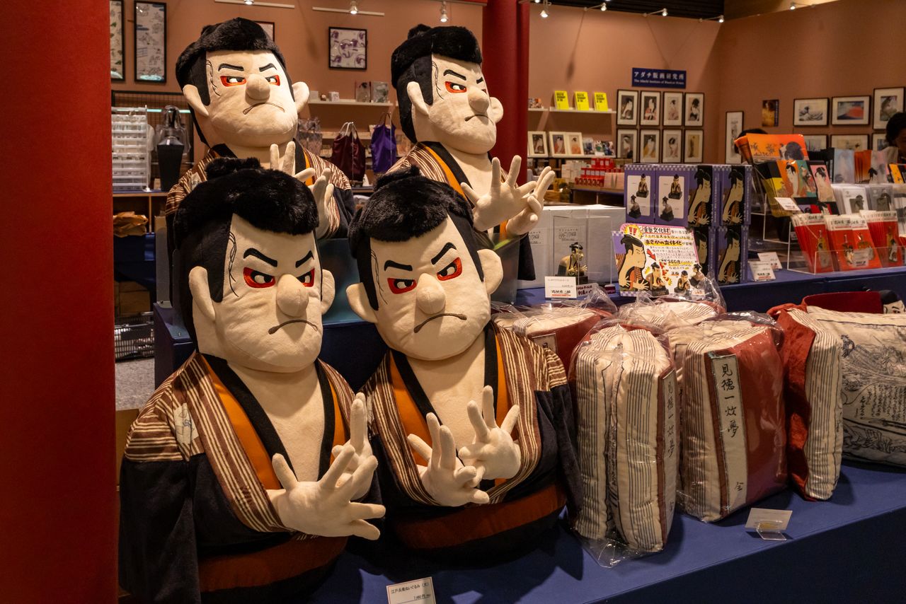 The popular themed plush in the museum shop. (© Nippon.com)