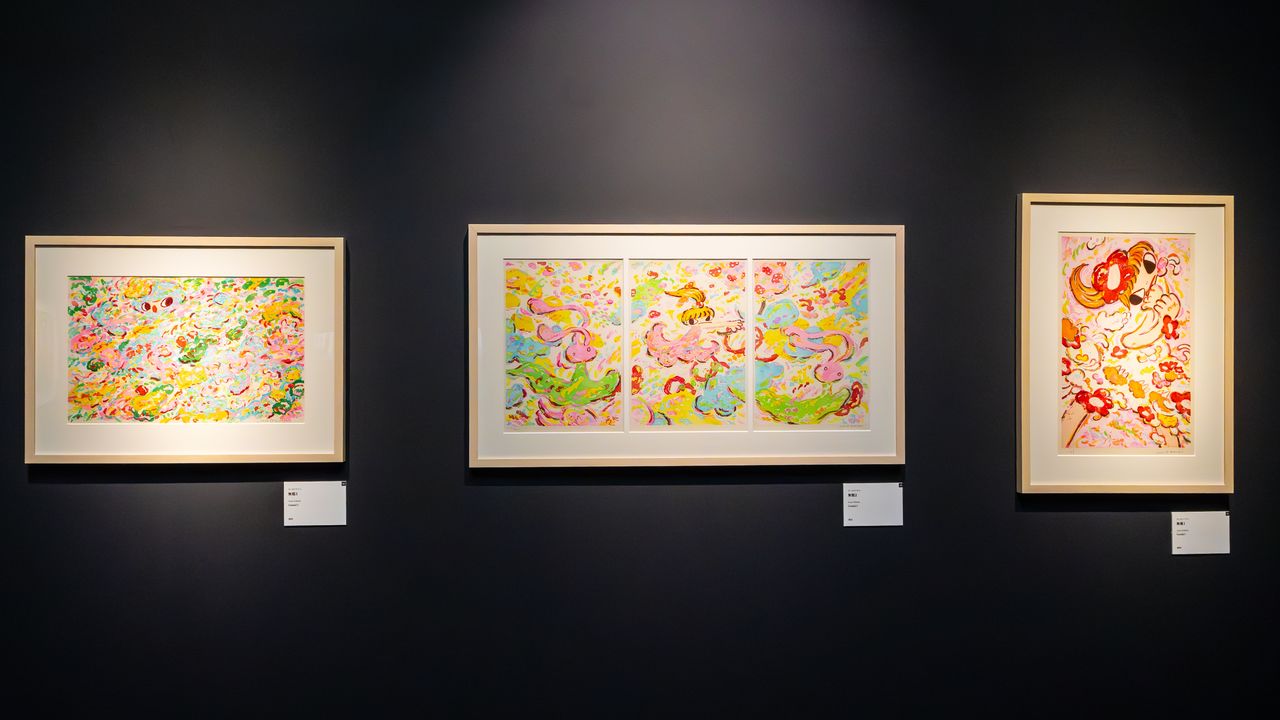 Rokkaku Ayako’s distinct technique of using her fingertips as the paintbrush lends a gentle yet master’s touch to her work. (© Nippon.com)