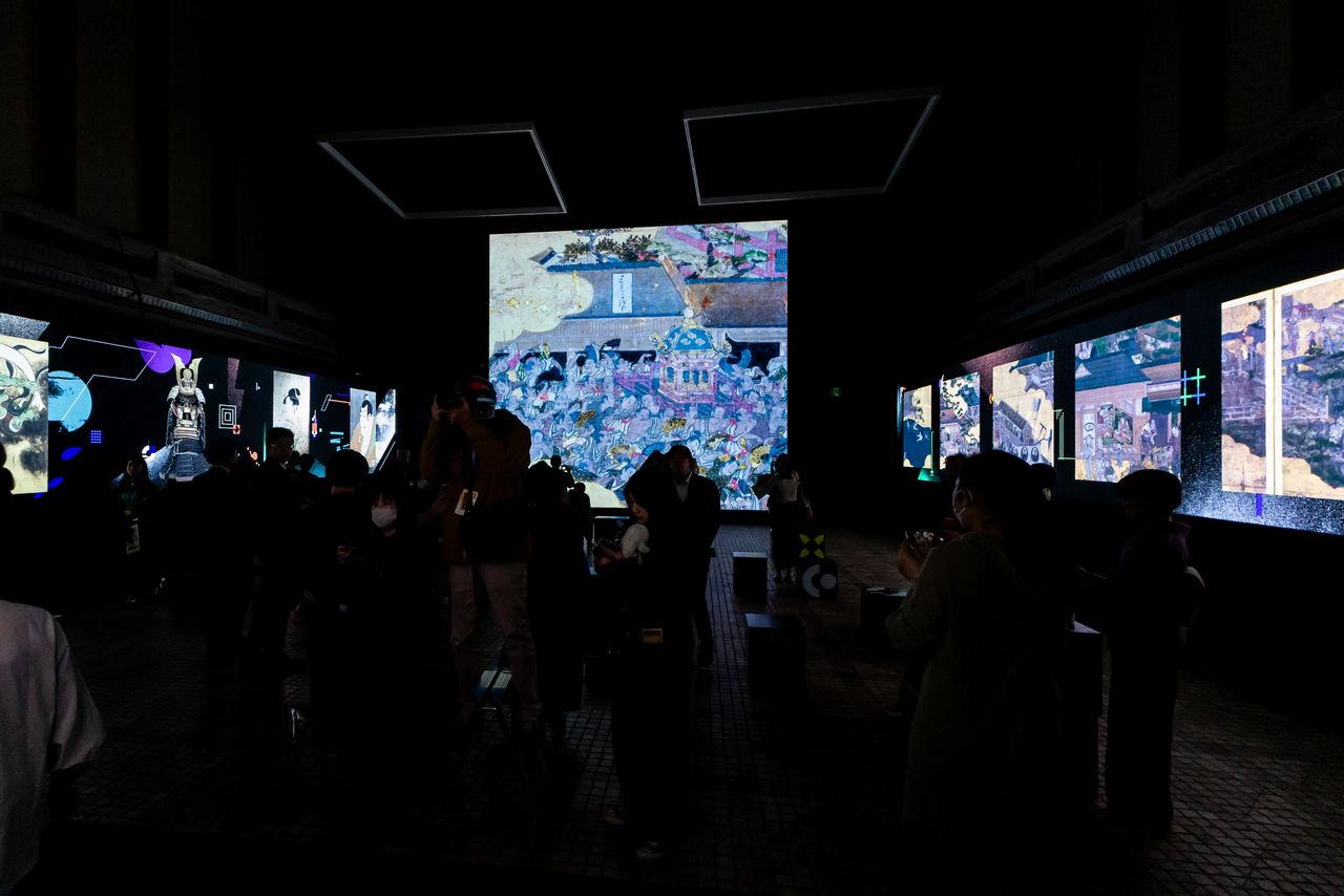 Surrounded by LED monitors, become immersed in exploring beauty that transcends time and space. (© Nippon.com)