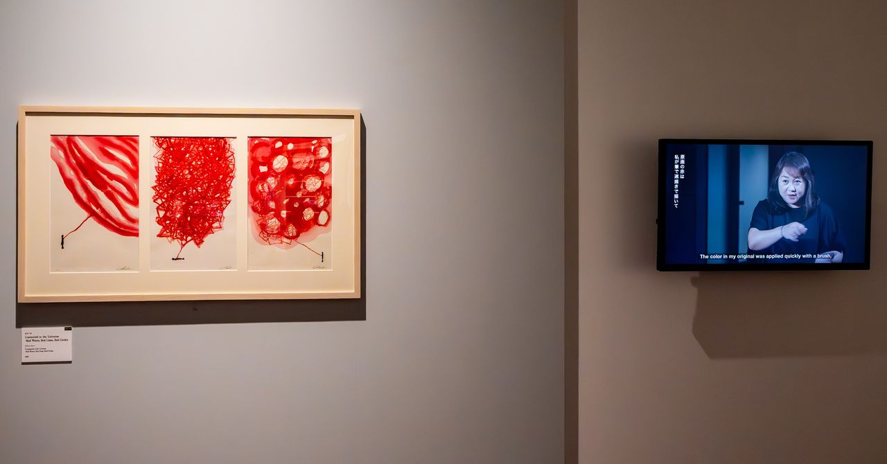 Shiota Chiharu’s spatial art uses countless threads to express being “connected with the universe.” (© Nippon.com)