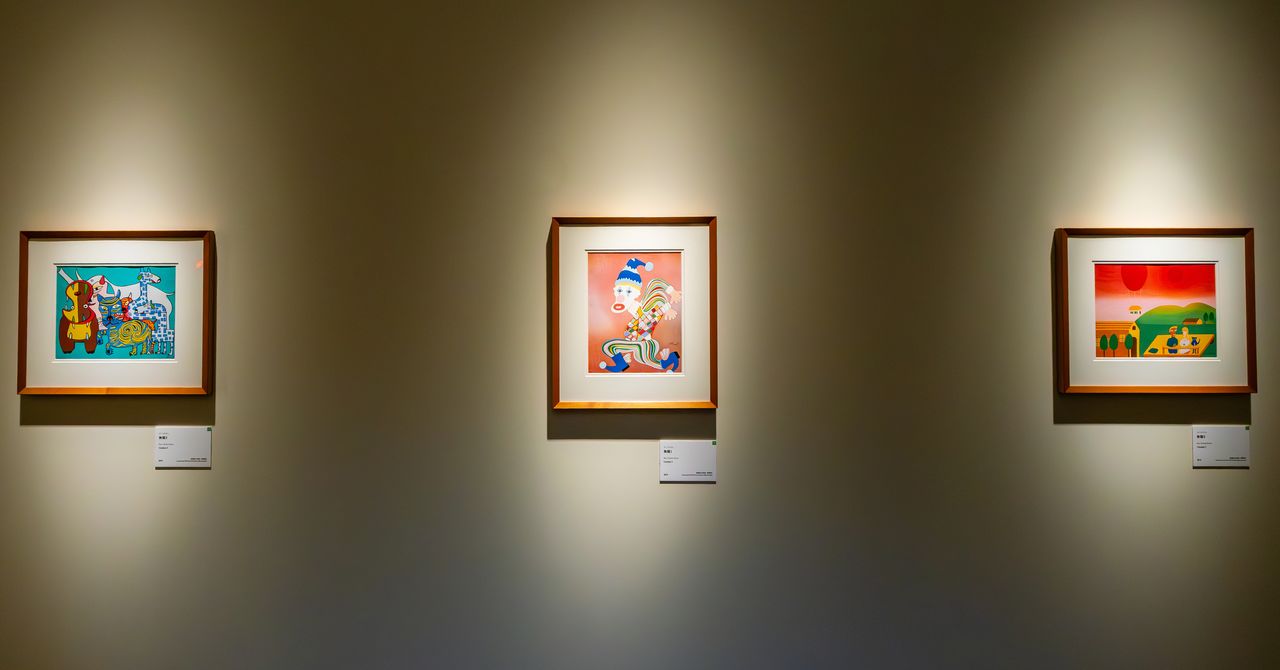 Paintings by Kitano Takeshi are also on display. (© Nippon.com)