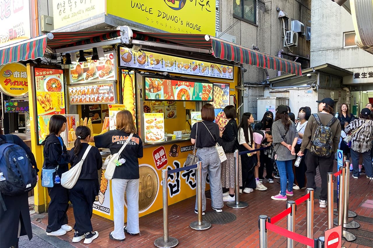 Food lovers converge on Shin-Ōkubo’s Korean Town on a daily basis. (© Gianni Simone)