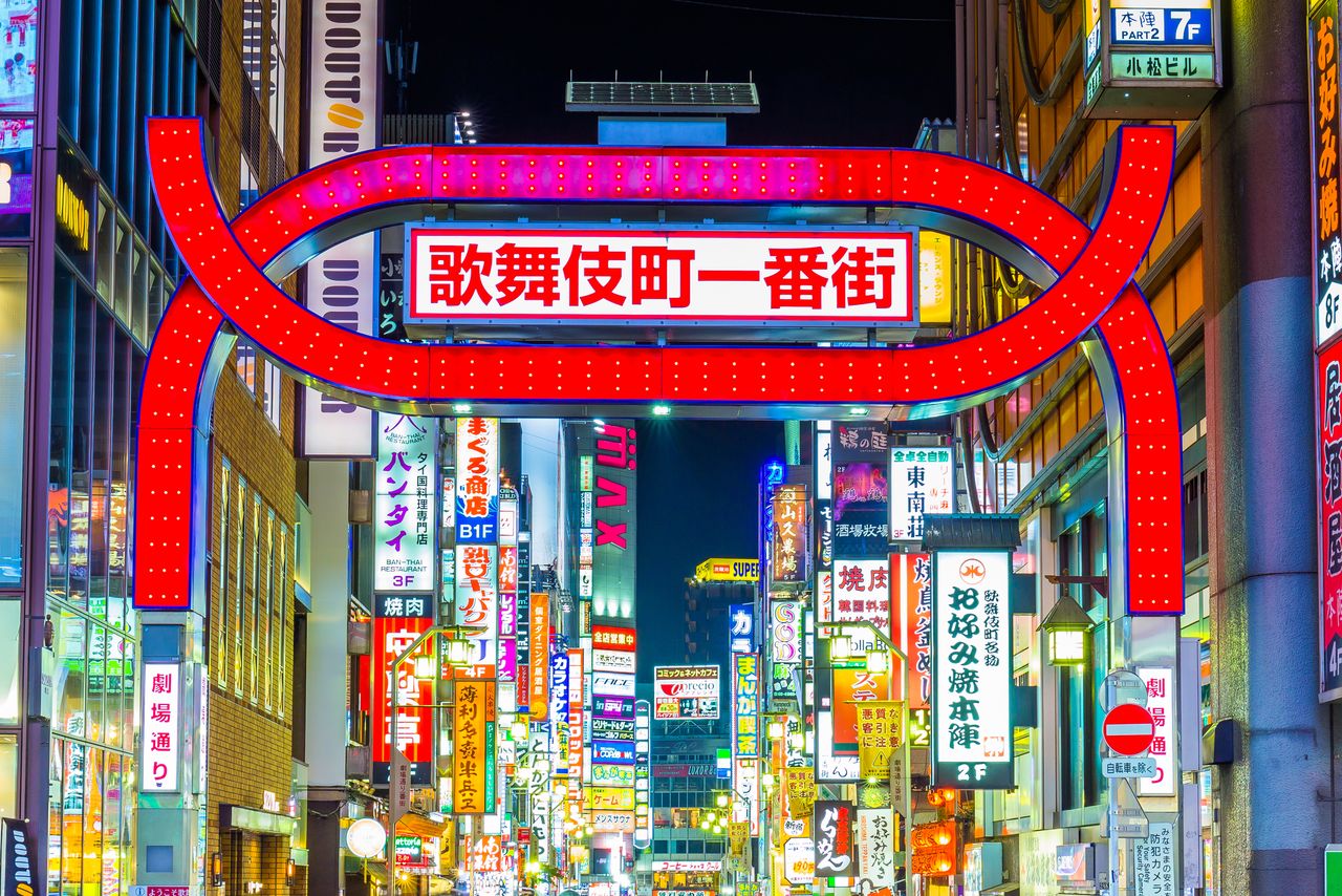 At night the entrance to the Kabukichō district promises glitzy good times. (© Pixta)