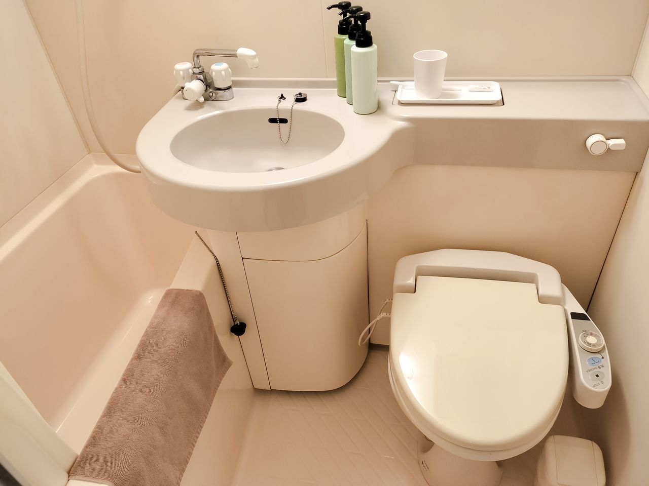 In small, low-rent accommodation, the toilet, sink and bath are often crammed into the same space, rather than being separate. (© Pixta)