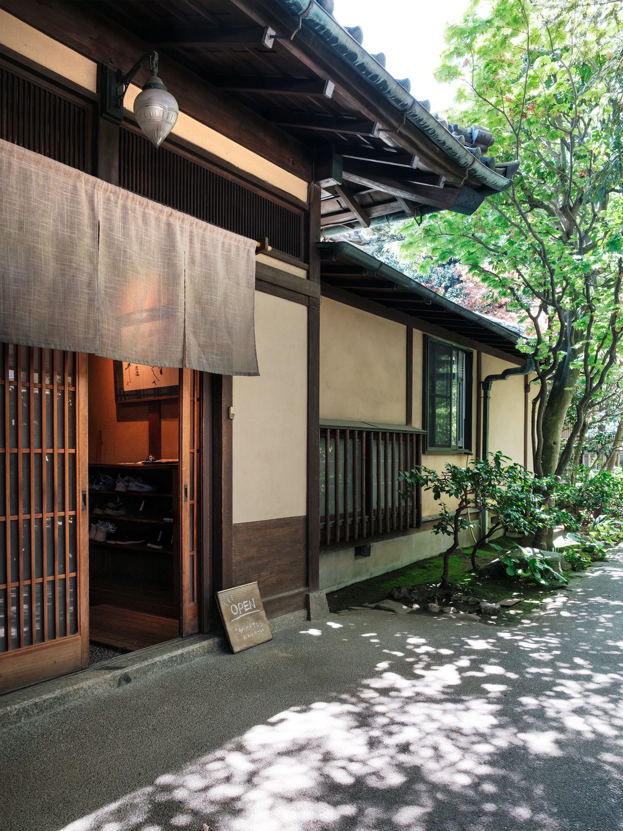 The sign at the entrance indicates that the café is open. (© Kawaguchi Yōko)