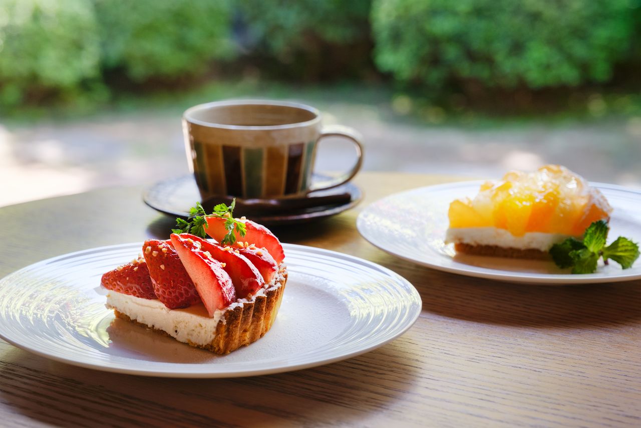 A house-made tart accompanies carefully prepared pour-over coffee. (© Kawaguchi Yōko)