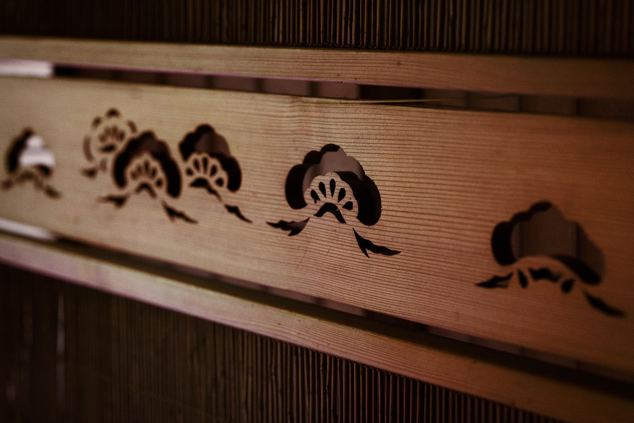 Carved motifs in the room’s fittings add character. (© Kawaguchi Yōko)