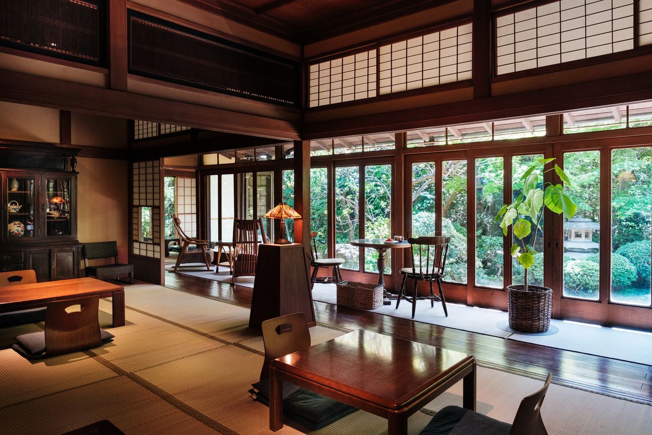 The engawa and the spacious zashiki offer fine views of the garden. (© Kawaguchi Yōko)