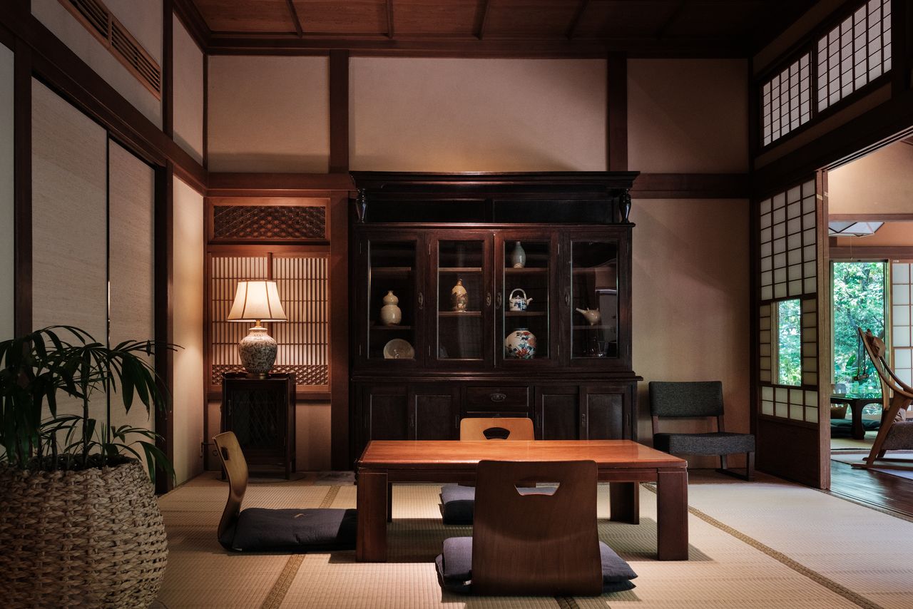 Western-style furnishings blend well with this tatami-floored room. (© Kawaguchi Yōko)