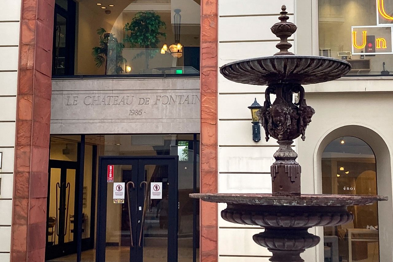 Not far from the madding Harajuku crowd, Fountain Street is a quiet alley with a European touch. (© Gianni Simone)