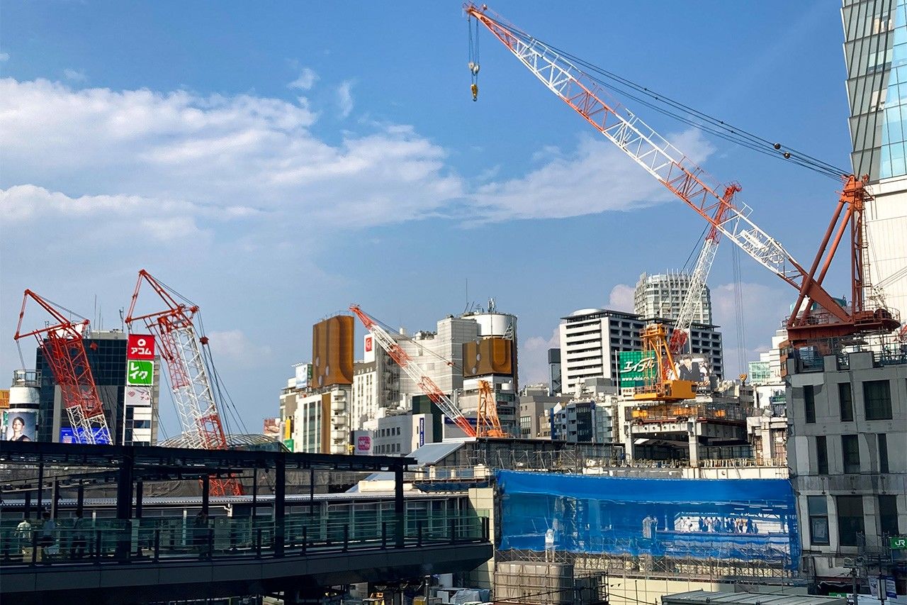 The area around Shibuya Station has become a huge construction site. (© Gianni Simone)