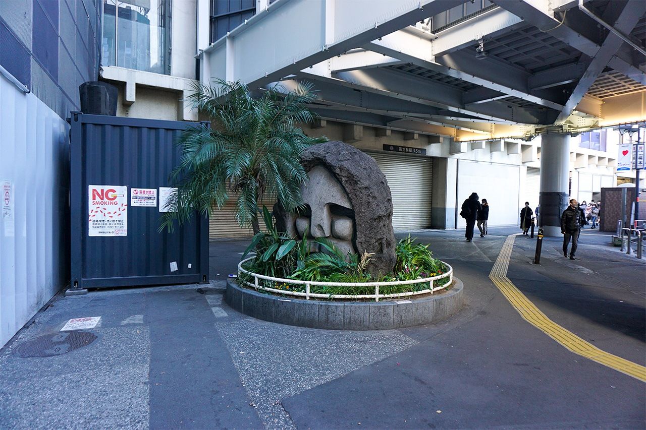The moyai statue in Shibuya, once a popular meeting spot, now sits all alone. (© Gianni Simone)