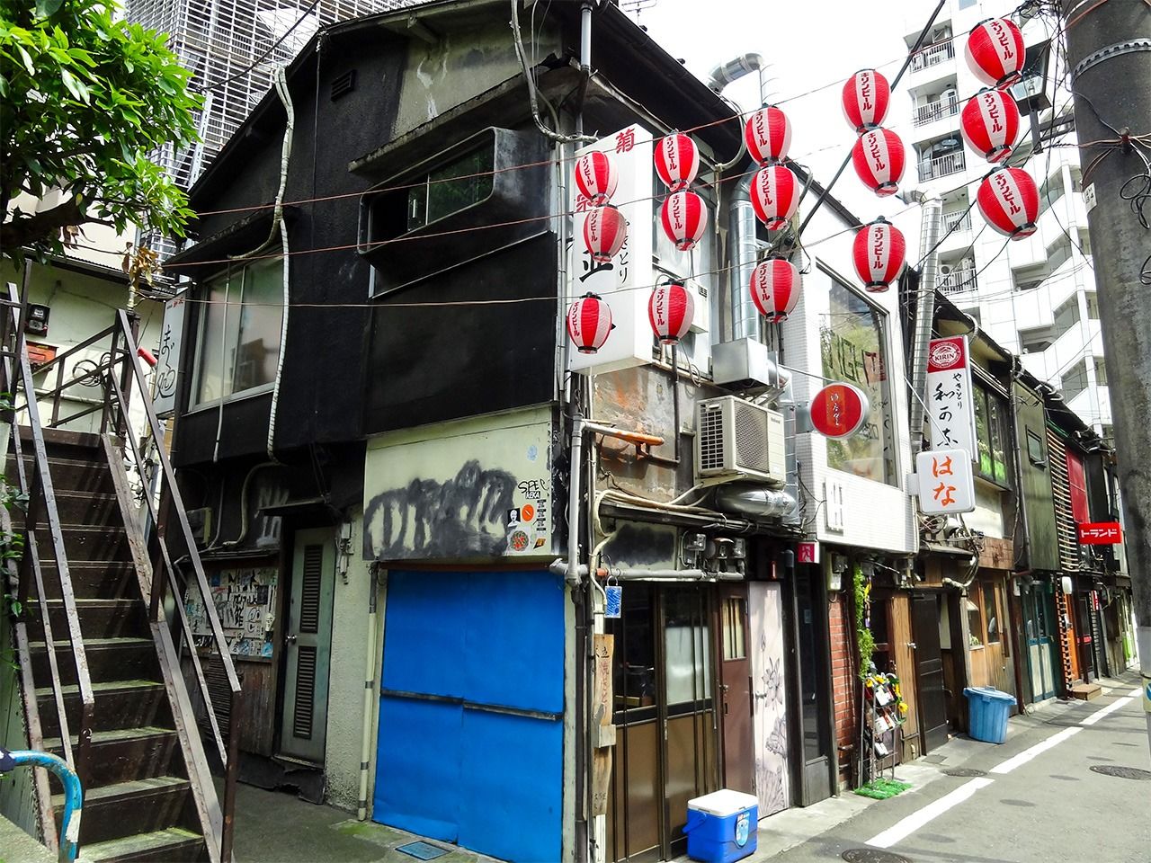Nonbei Yokochō is one of the few spots in Shibuya that has survived redevelopment. (© Gianni Simone)