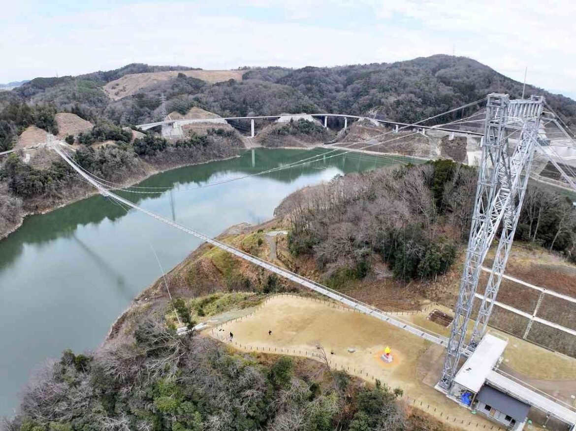 Osaka: Japan’s longest pedestrian suspension bridge opens; structure spans 420m over lake Osaka: Japan’s longest pedestrian suspension bridge opens; structure spans 420m over lake