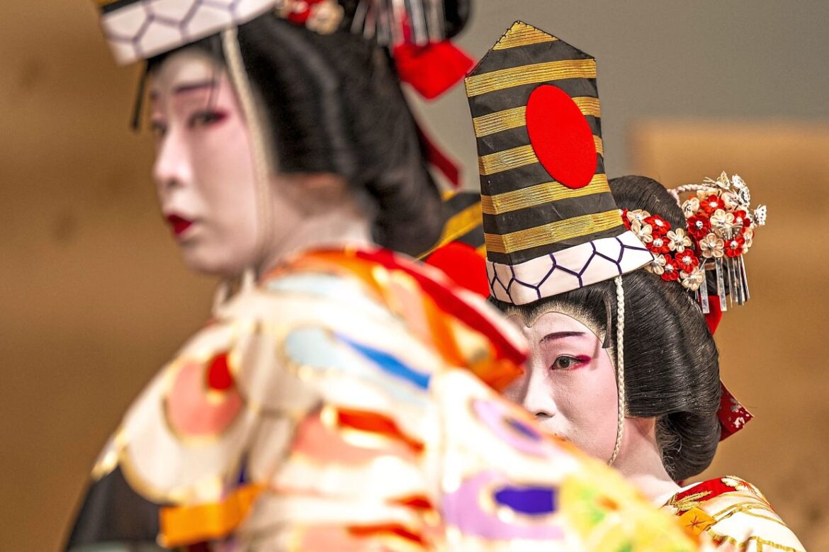 Century-old Tokyo geisha festival revives dying art