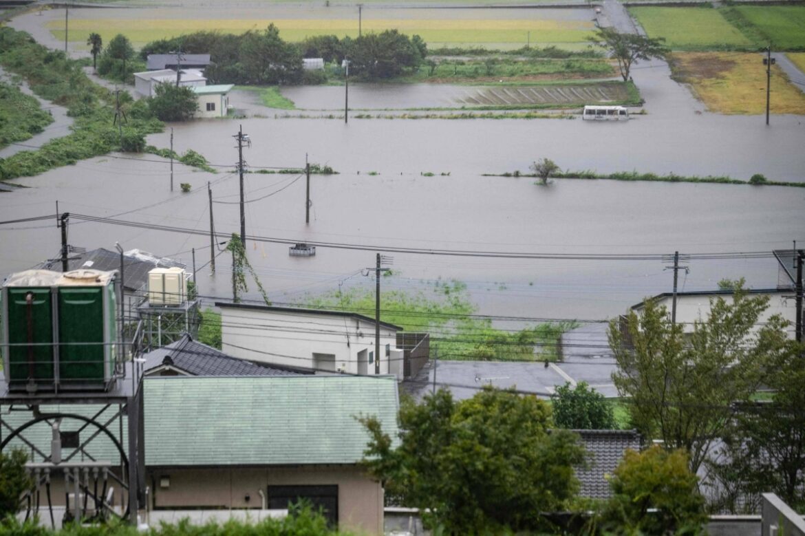 Alerts issued for Tokyo area cities as Shanshan crawls across Japan