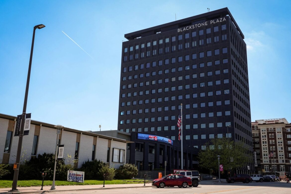 Buffett vows long-term investment in Japanese traders Buffett vows long-term investment in Japanese traders