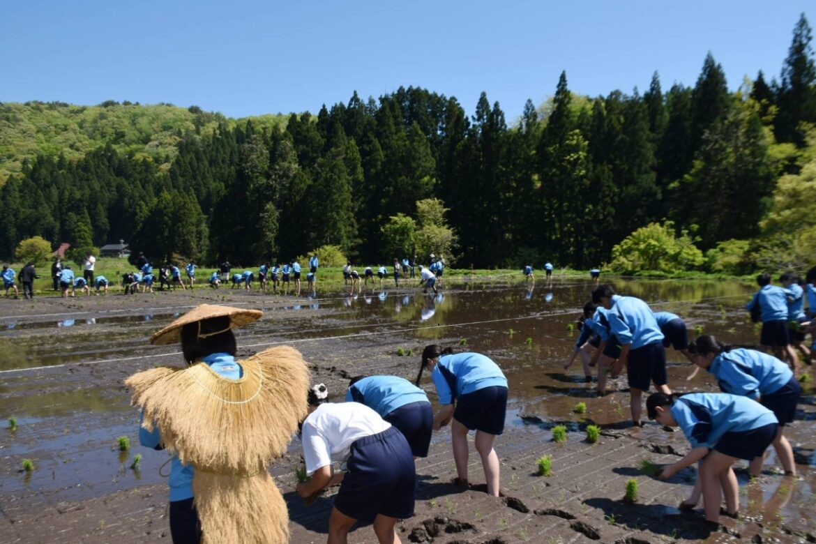 Noto region welcomes first school trip since massive quake Noto region welcomes first school trip since massive quake