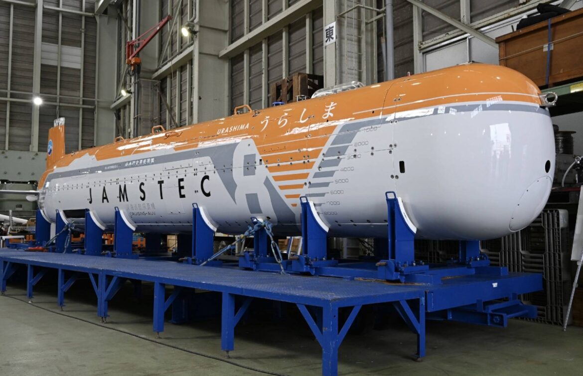 Japan unveils new deep-sea probe for 8,000-meter dives Japan unveils new deep-sea probe for 8,000-meter dives