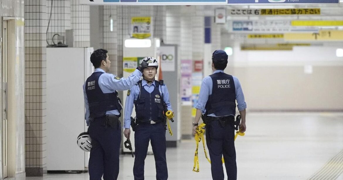 A man with a knife slashes 2 people at a Tokyo subway station and is arrested | National News
