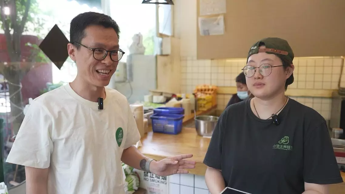 Chengdu eatery chain uplifts hearing-impaired workers