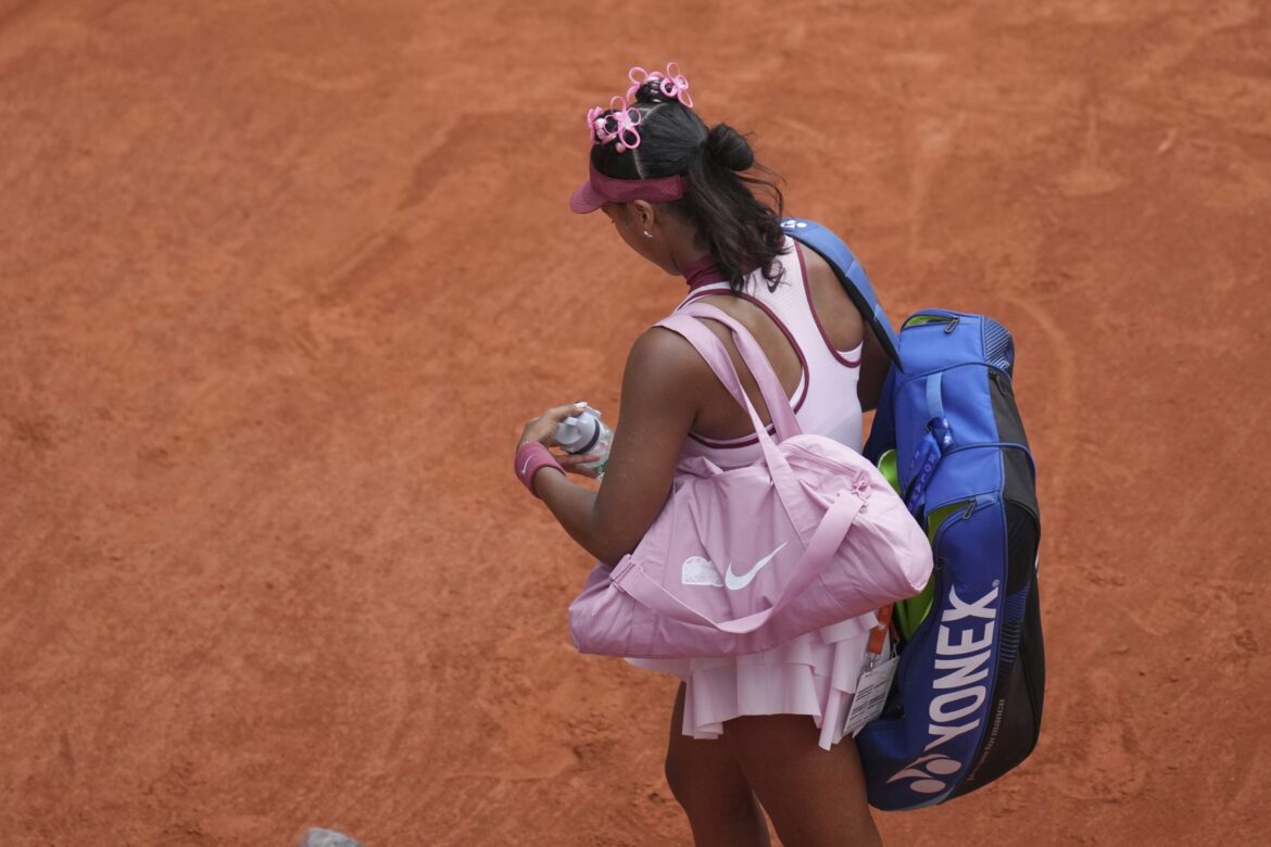 Naomi Osaka exits French Open in first round after loss to Paula Badosa
