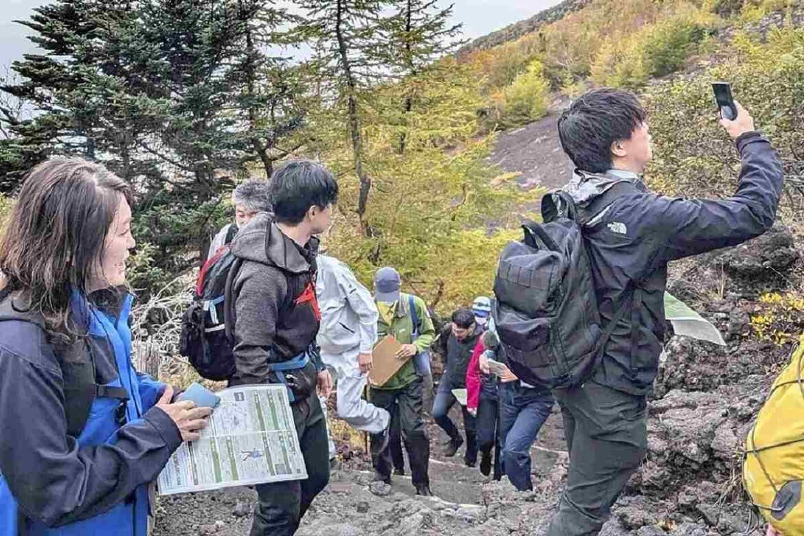 Shizuoka Pref. Begins Collecting ¥4,000 Mt. Fuji Entry Fees; Money Helps to Conserve Mountain Environment Shizuoka Pref. Begins Collecting ¥4,000 Mt. Fuji Entry Fees; Money Helps to Conserve Mountain Environment