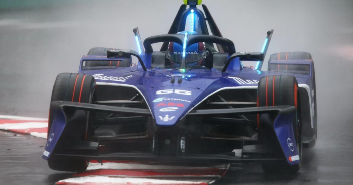 Formula E faces nervous wait as looming heavy showers threaten Tokyo E-Prix Formula E faces nervous wait as looming heavy showers threaten Tokyo E-Prix