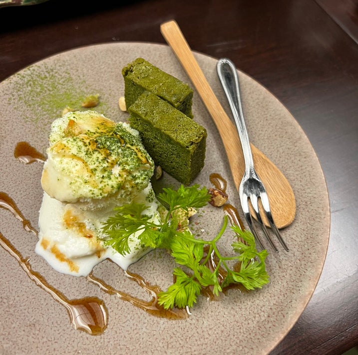 A matcha brownie and yuzu ice cream served in Japan.