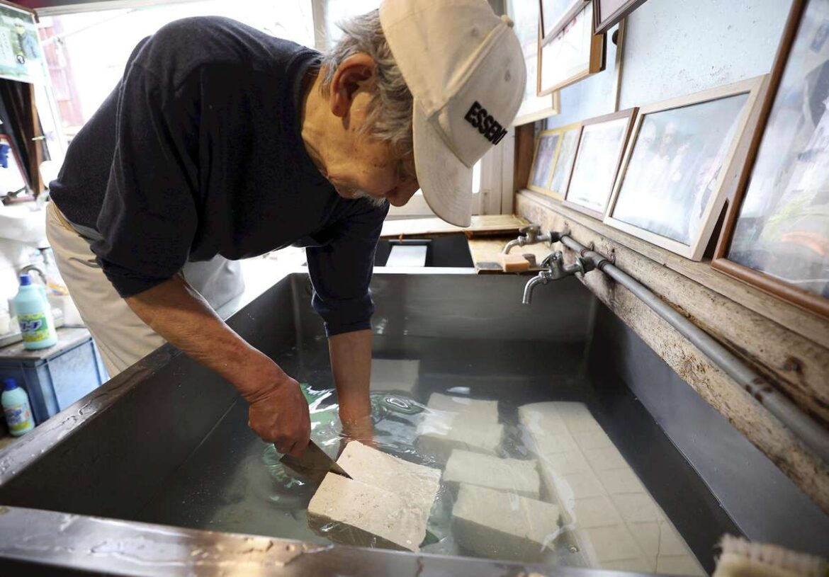 Old Tofu Shop in Tokyo Makes Presence Felt in Business District; Owner Uses Manufacturing Techniques Passed On by Grandfather