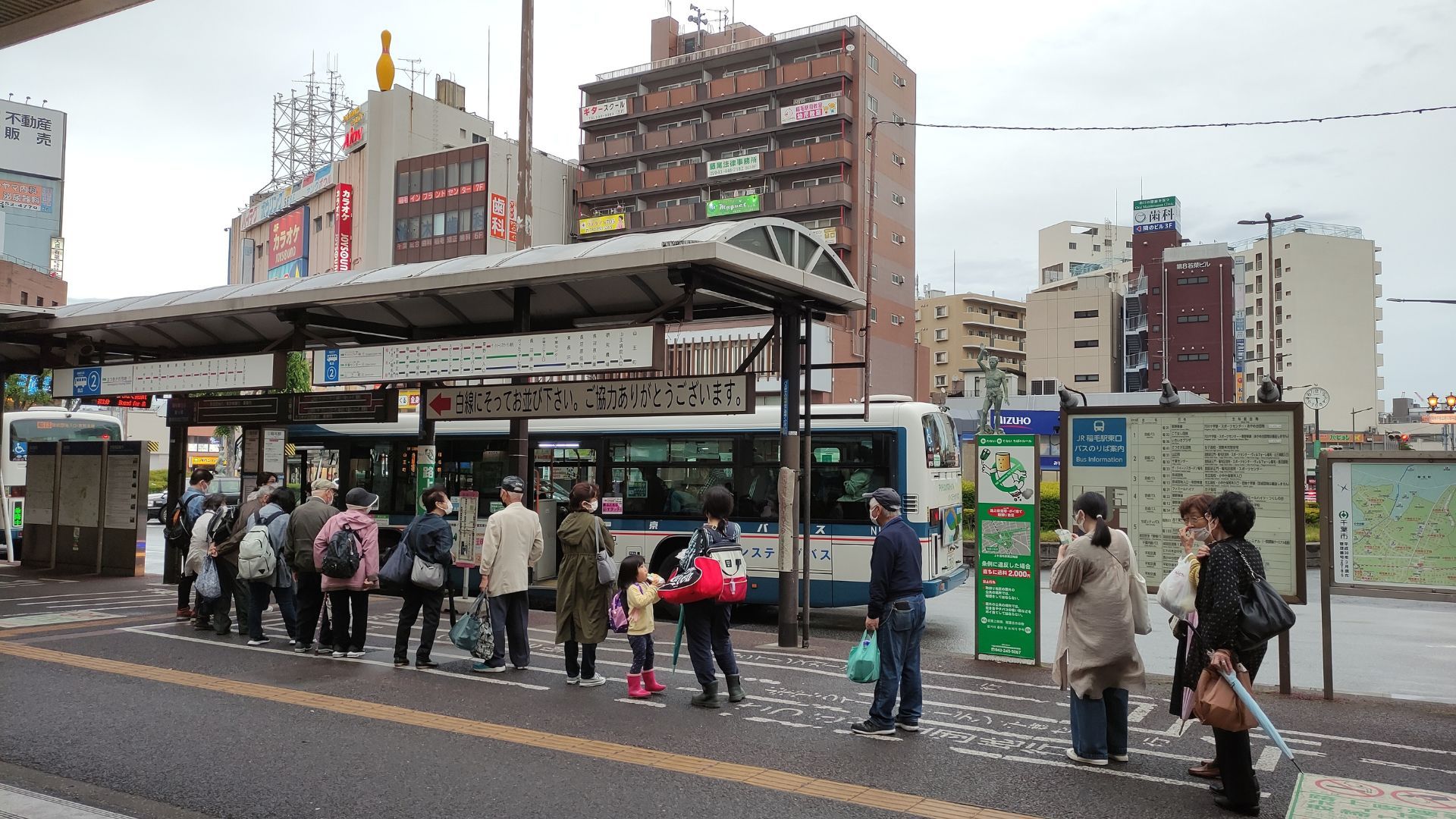 People waiting for their bus 