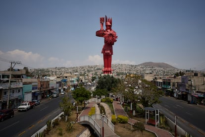 View of the sculpture of the Chimalli Warrior on an avenue that borders Nezahualcóyotl.
