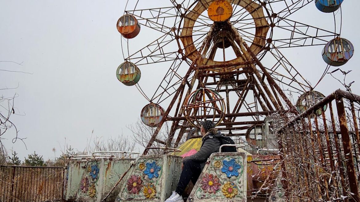 Explorer visits abandoned theme park in Japan
