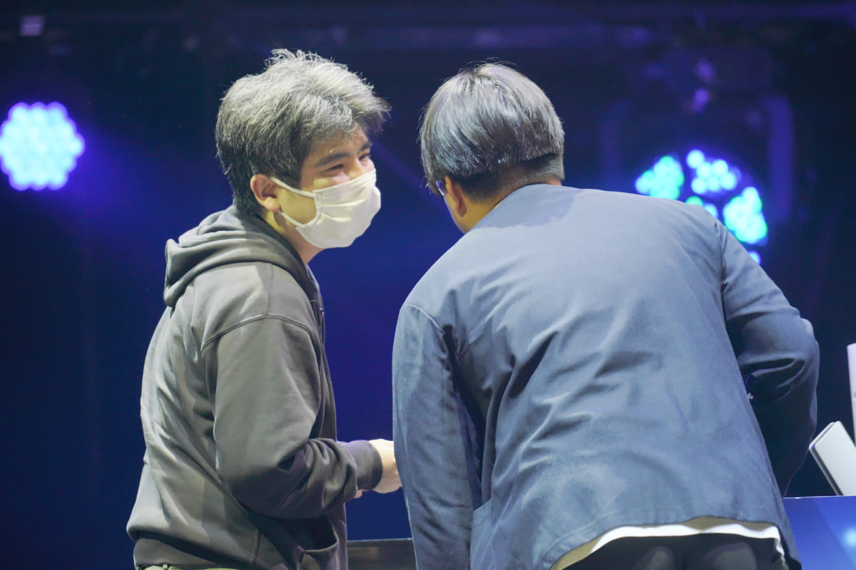 Both competitors shaking hands