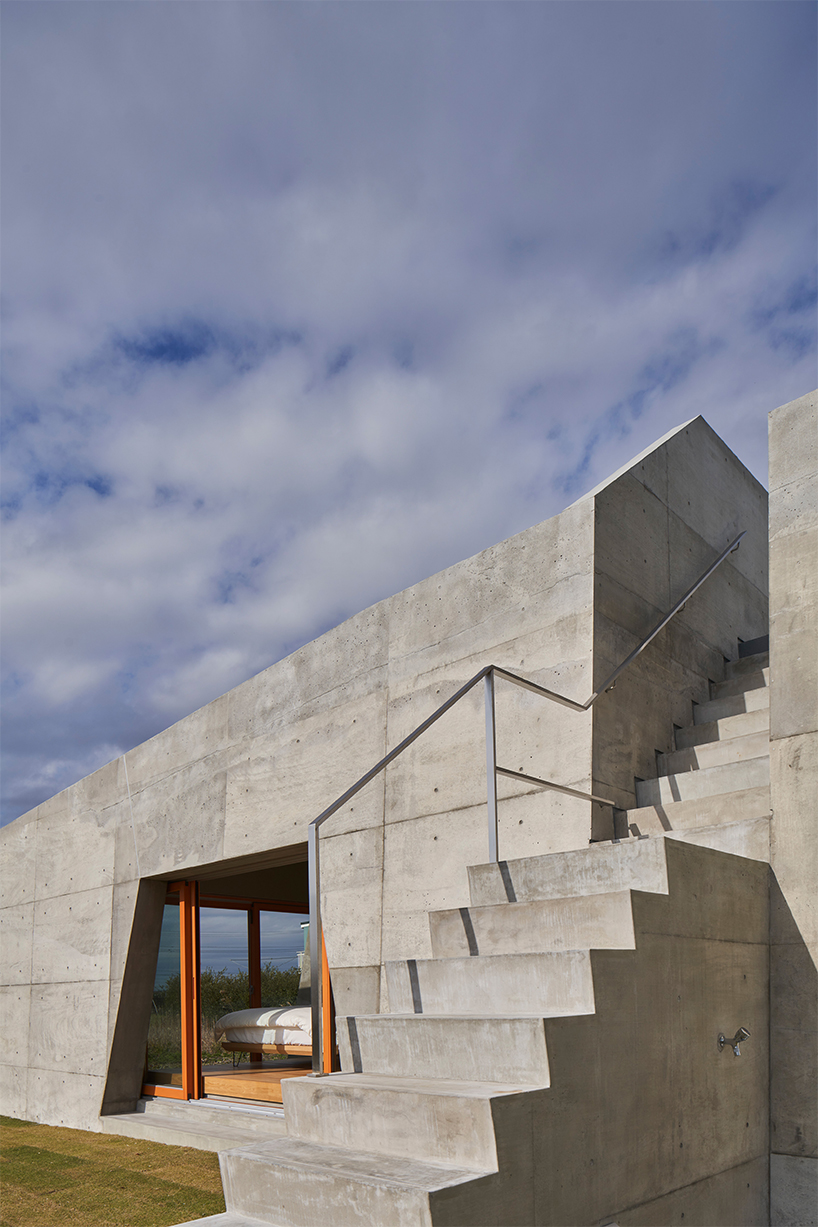 concrete isumi villa by takeshi hosaka architects organically spreads over land in japan